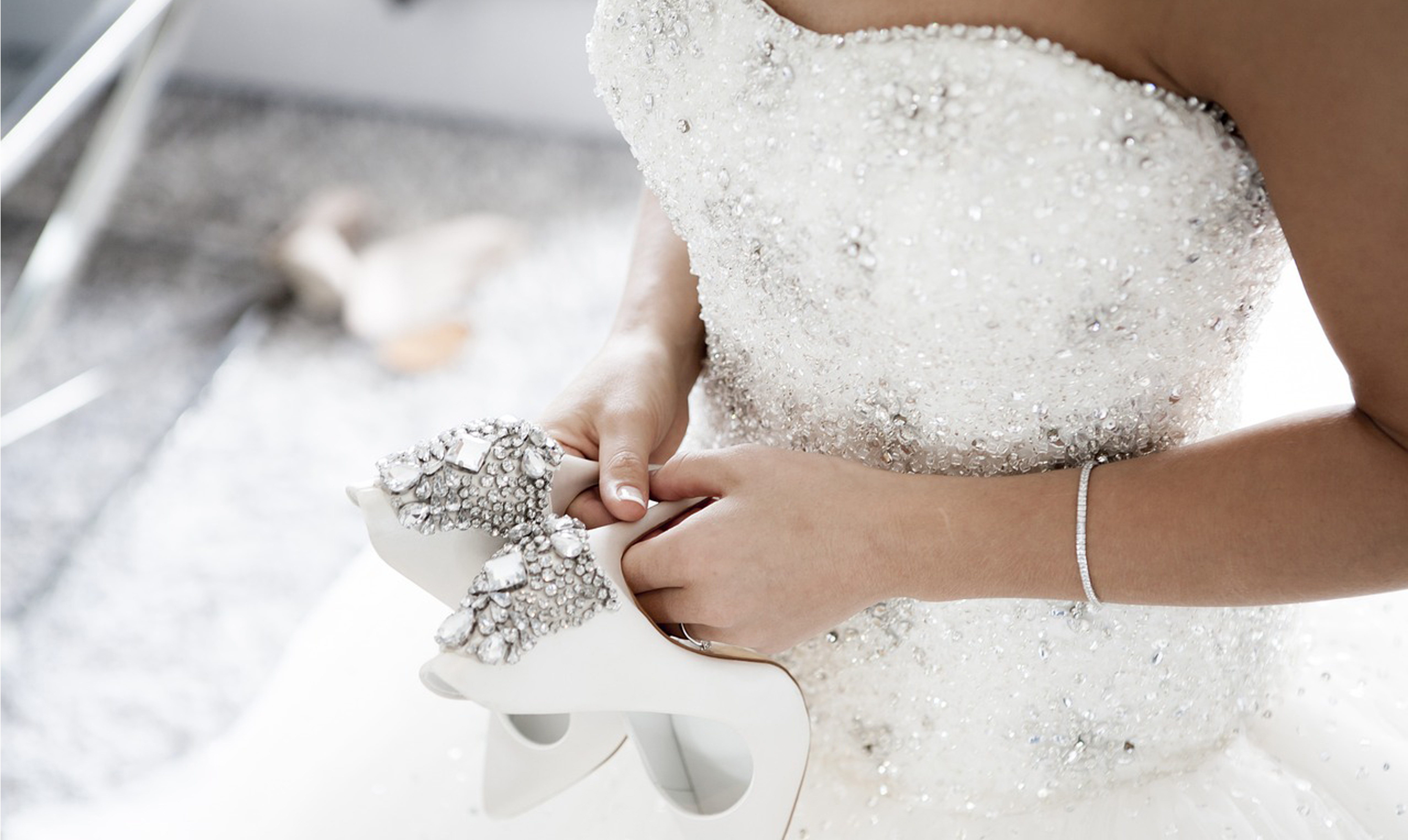 Braut mit Schuhen in der Hand