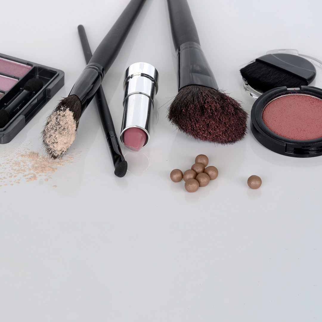 Puder und Pinsel auf einem Tisch
