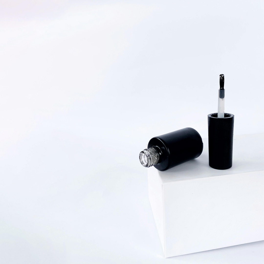 offene Nagellack Flasche auf dem Tisch